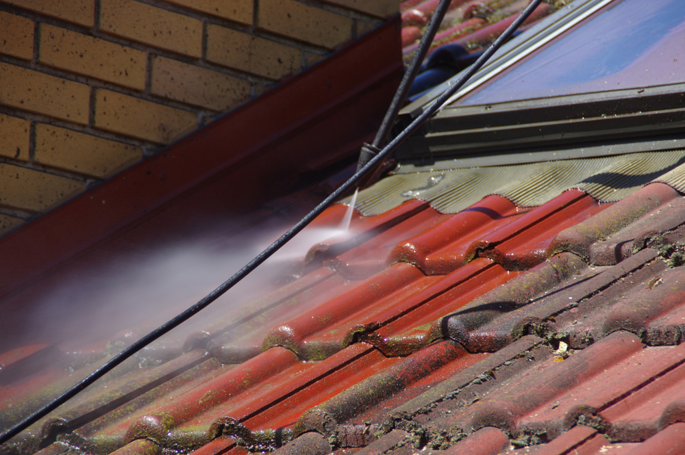 House,Roof,Cleaning,With,Pressure,Tool.,Moss,Removing,With,Water. Nettoyage à Seilh